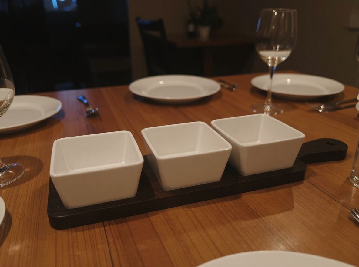 Set servire 3 castronașe 9 cm cu tavă bambus — boluri mici pentru sosuri, gustări și condimente, design natural, ideal pentru servire la masă și petreceri
