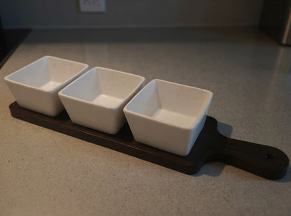 Set servire 3 castronașe 9 cm cu tavă bambus — boluri mici pentru sosuri, gustări și condimente, design natural, ideal pentru servire la masă și petreceri