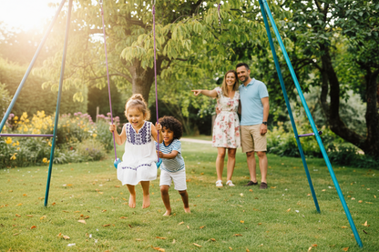 Moment de familie la leagan metalic copii - lifestyle
