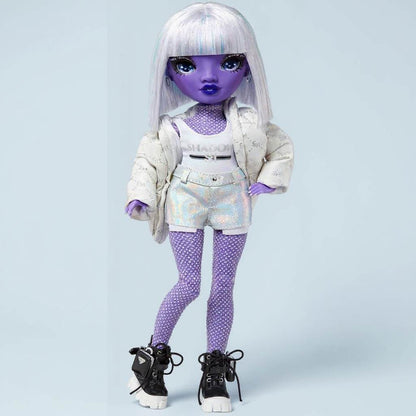 Păpușa Dia Mante de la Rainbow High Shadow High - Fashion Violet cu Accesorii Colorate pentru Joc și Colectare